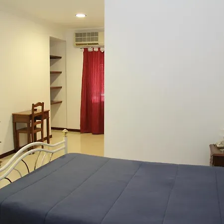 לינה וארוחת בוקר Europa Residencia *